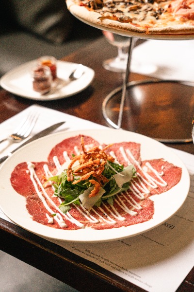 Carpaccio Di Manzo E Scaglie Di Grana E Rucola