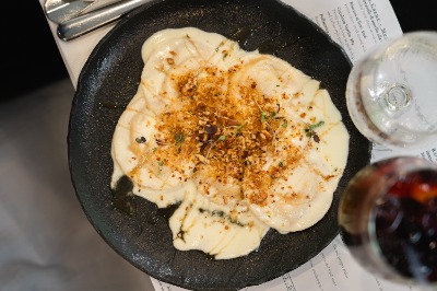 Ravioli Quattro Formaggi, Salsa Di Panna, Miele Al Tartufo E Crumble Di Noci